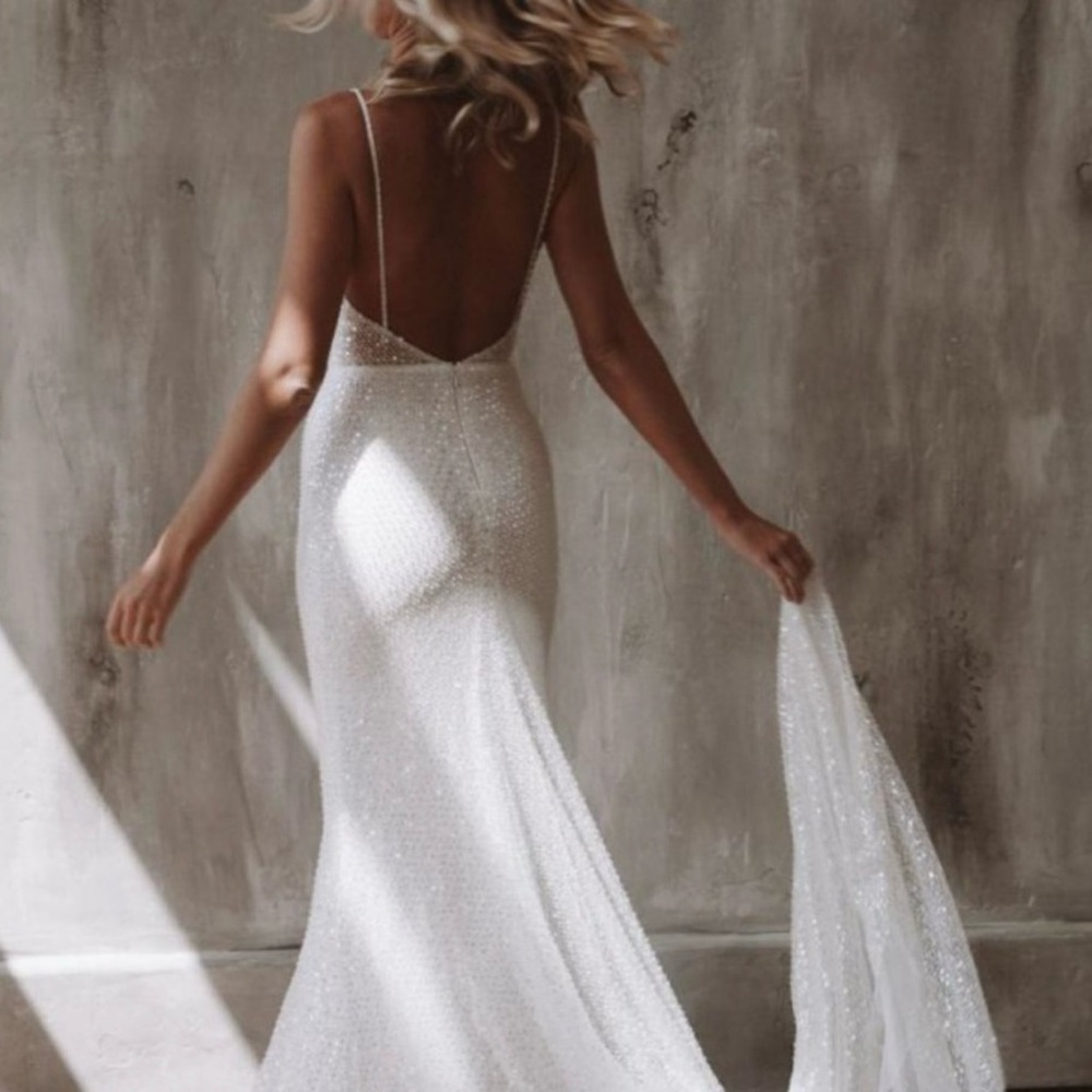 Elegant White Wedding Dress - Picture 4 of 5